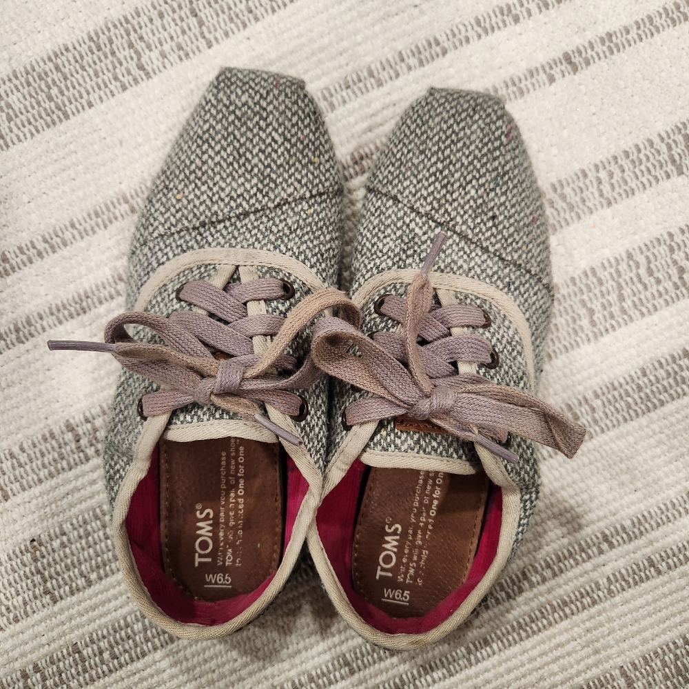 Lace up Tom's size 6.5